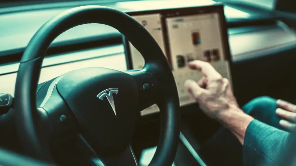 معلومات عن سيارة تسلا Model 3 الشاشة الداخلية